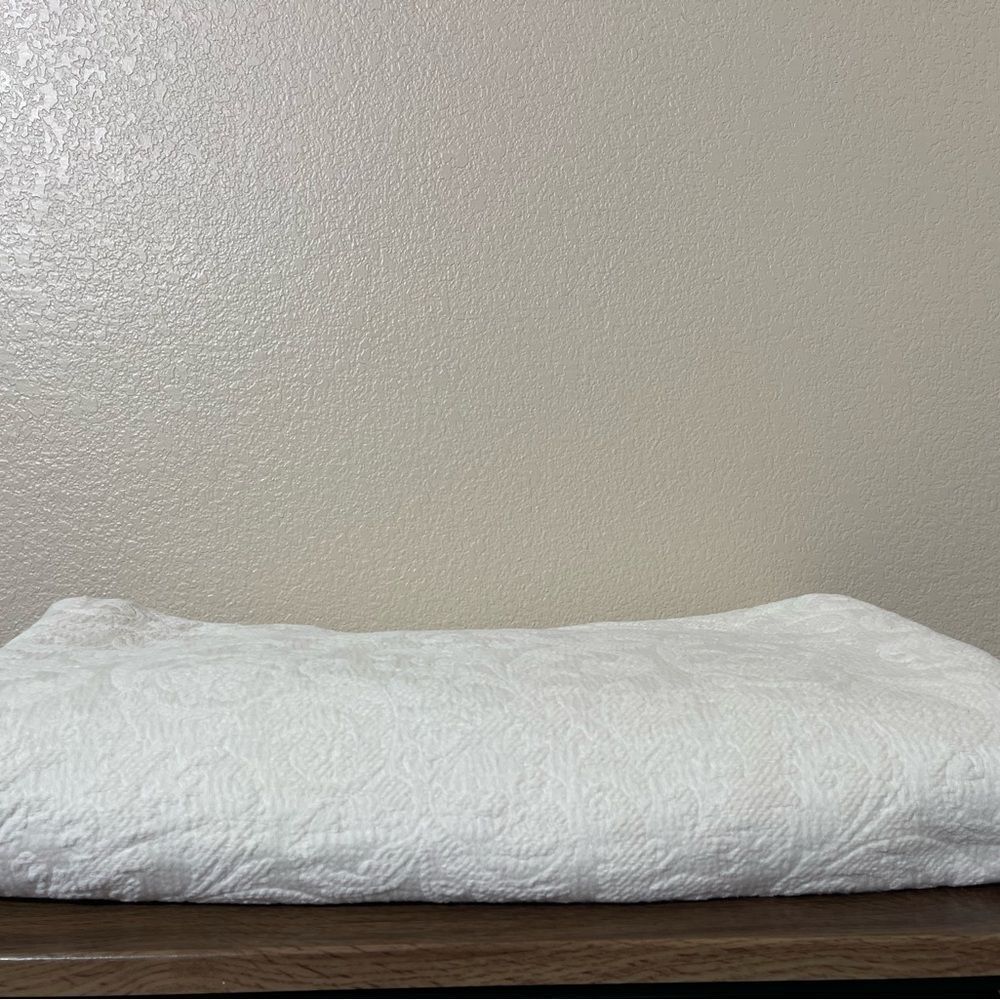 Bella Notte Vintage Elegant White Textured Throw Blanket